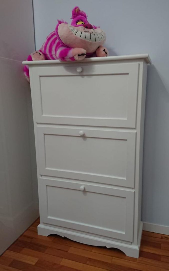 Scarpiera capiente in legno bianco opaco con ante battenti, design tradizionale.